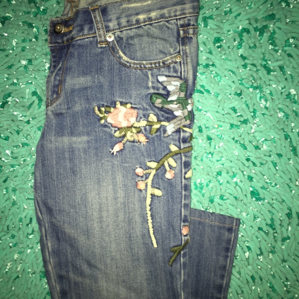 🌺 Beautiful Embroidered jeans